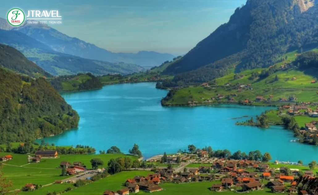 Hồ Brienz Thụy Sĩ gần Interlaken với nước xanh ngọc bích