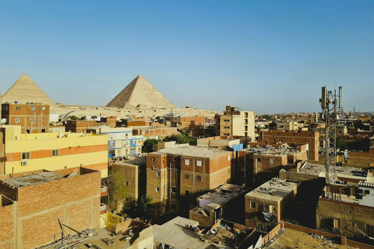Kim tự tháp Giza nhìn từ khu dân cư