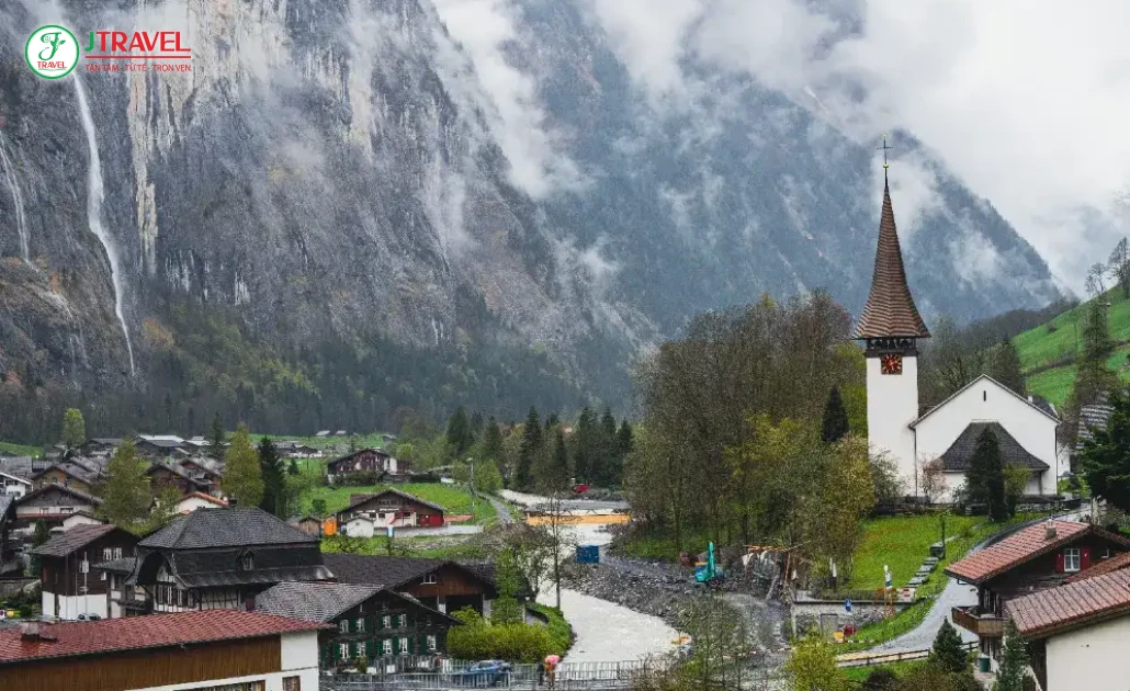 Thác Staubbach Falls đổ từ vách núi cao ở thung lũng Lauterbrunnen