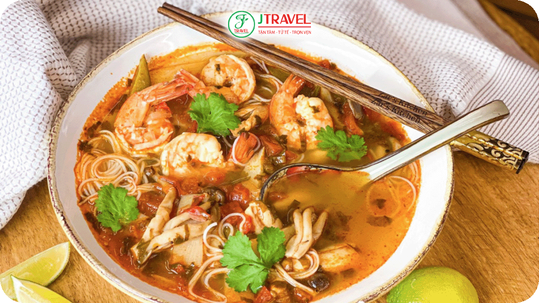 Tom Yum - món súp chua cay đặc trưng của ẩm thực Thái Lan