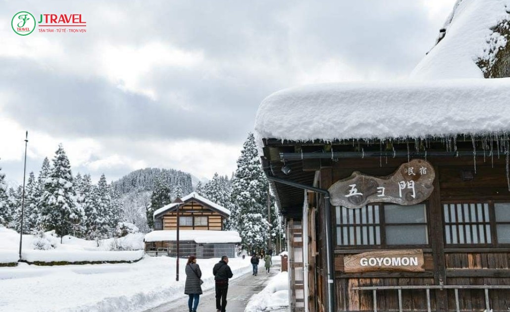 Tuyết rơi phủ trắng các ngọn núi