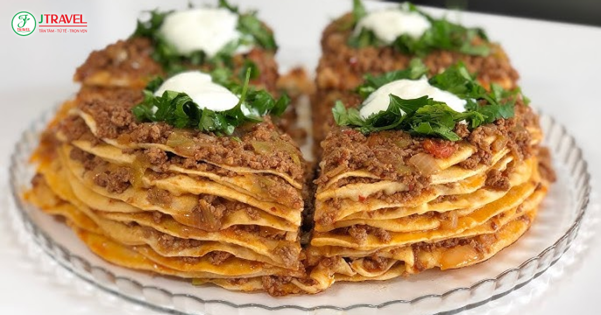 Kayseri Yağlaması đặc sản Thổ Nhĩ Kỳ với lớp bánh xếp chồng cùng thịt ớt và sốt cà chua đậm vị