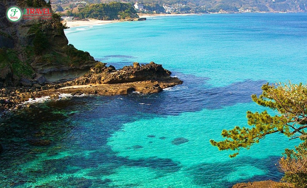 Izu với bờ biển tuyệt đẹp và cảnh núi xanh mát