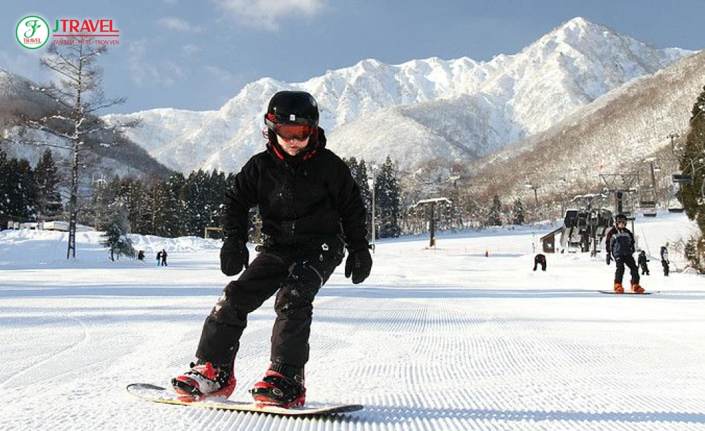 Du khách trượt tuyết giữa khung cảnh núi Alps Nhật Bản phủ tuyết trắng tại Hakuba Valley