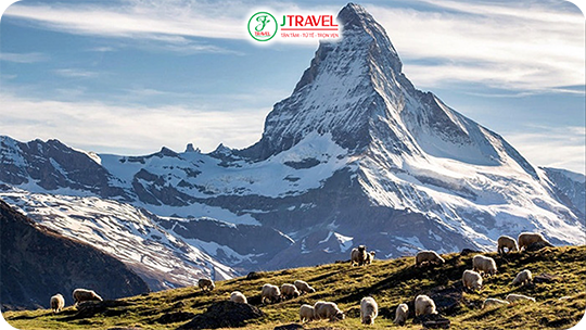 Matterhorn là một trong những đỉnh núi cao nhất và mang hình dáng kim tự tháp đối xứng ấn tượng