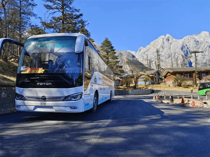 xe bus trong nội khu núi tuyết ngọc long