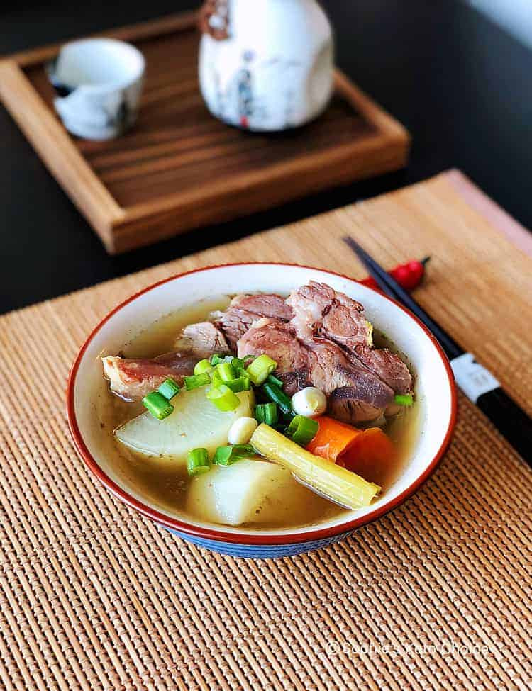 Canh bò hầm với nước dùng thanh ngọt