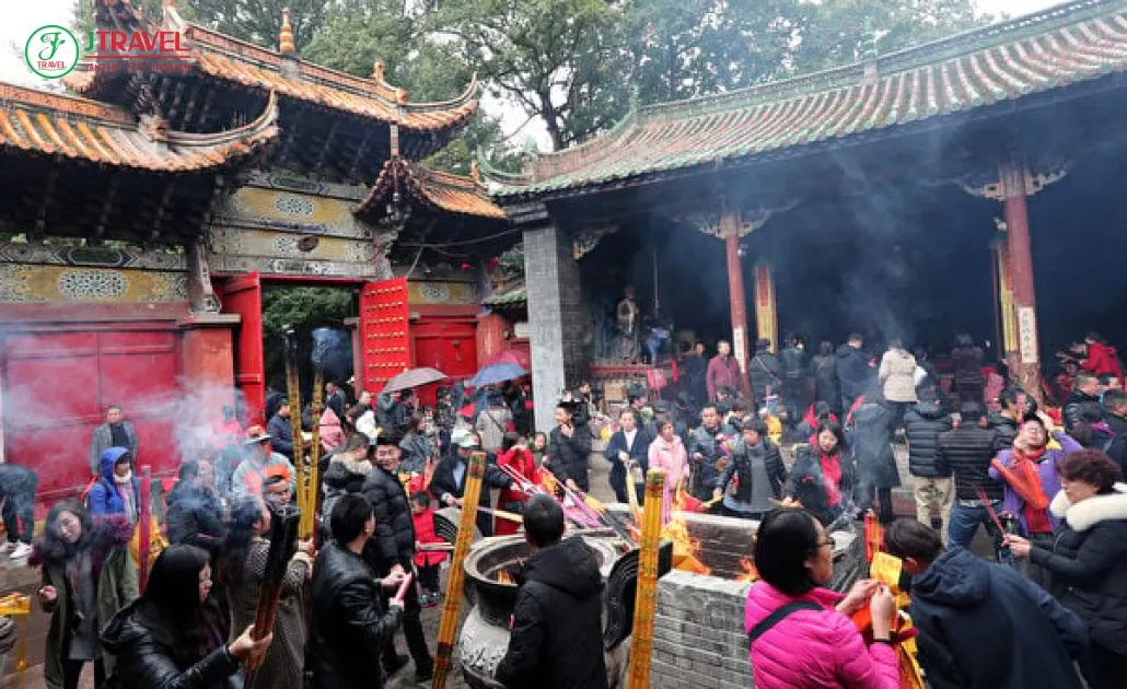 Du khách và người dân Trung Quốc đi lễ chùa đầu năm, cầu bình an và may mắn