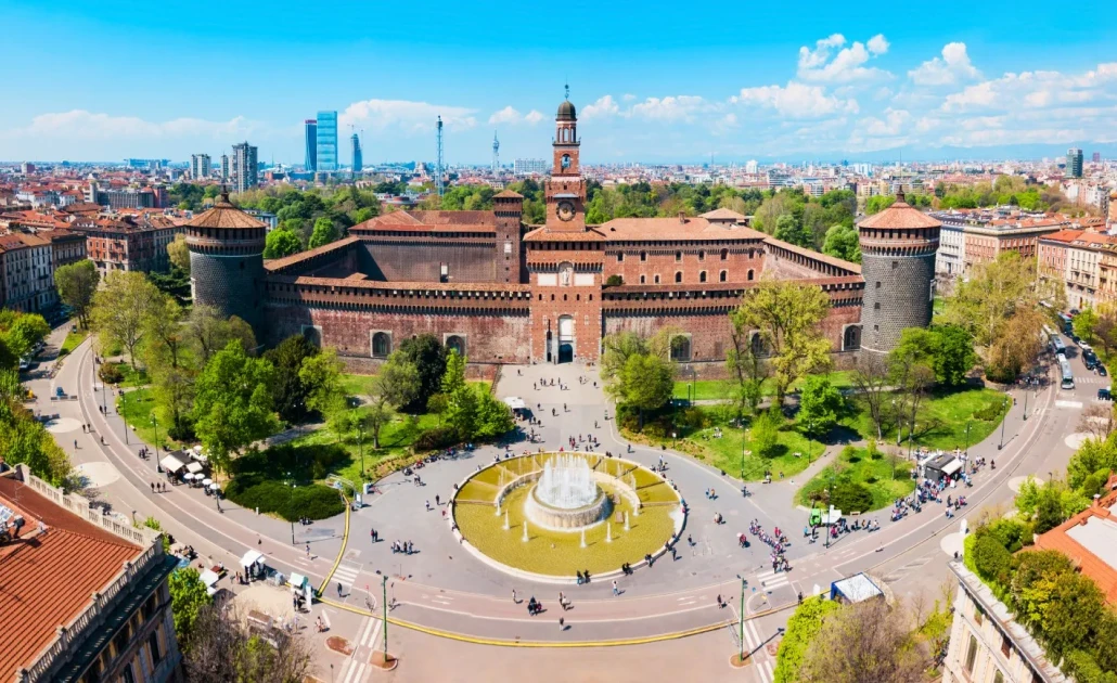 Lâu đài Sforzesco ở thành phố Milan