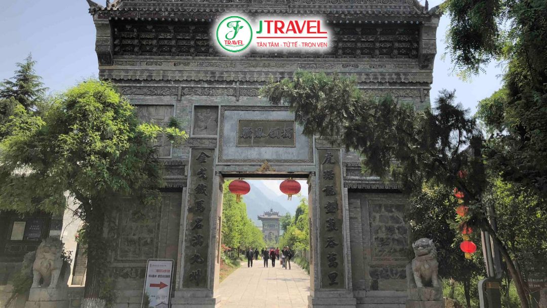 Cổng cổ và phố cổ phục dựng