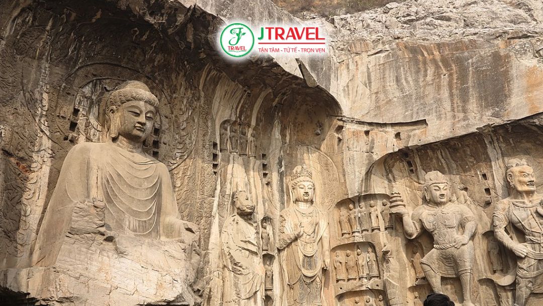 Du khách chiêm ngưỡng vẻ đẹp hùng vĩ của Hang đá Long Môn giữa núi đá cổ kính