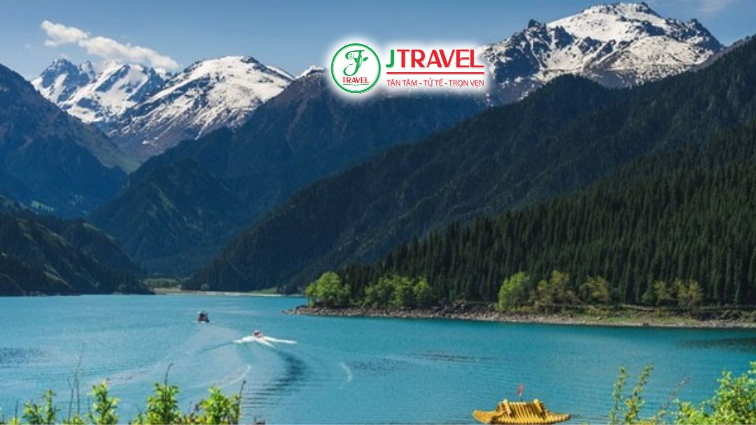 Dãy núi Thiên Sơn nhìn từ thung lũng Y Lê dưới bầu trời trong xanh