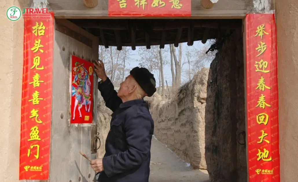 Dán câu đối, treo chữ Phúc – phong tục đón Tết truyền thống của người Trung Hoa