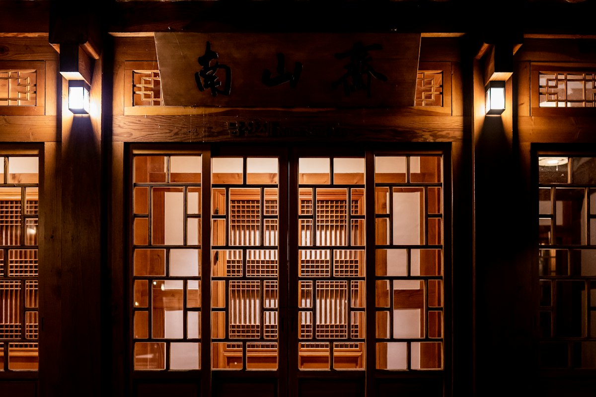 Ngôi nhà Hanok với ánh đèn ấm áp