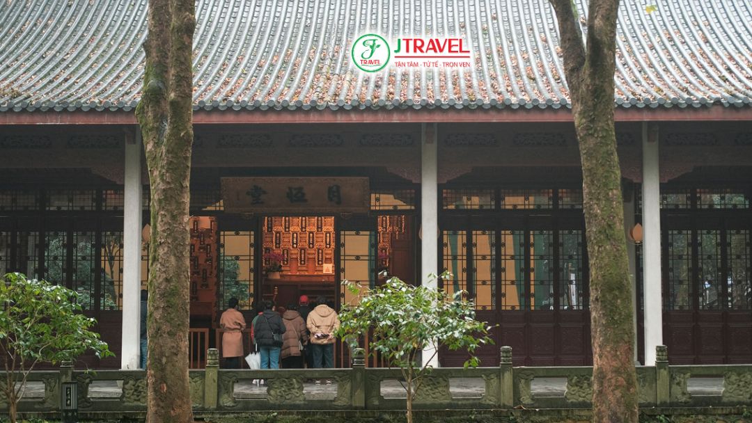 Nghe giới thiệu về lịch sử và câu chuyện linh thiêng