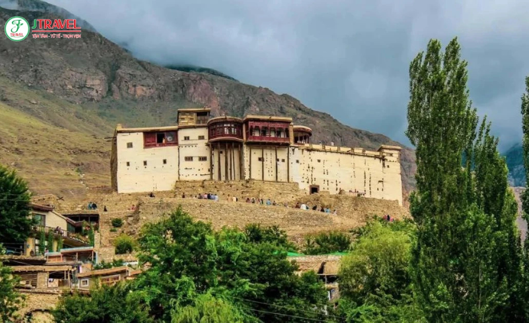 Pháo đài Baltit nằm trên đồi cao