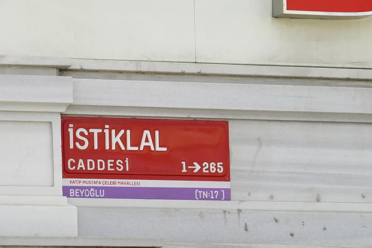 Phố đi bộ İstiklal ở Istanbul, nơi có nhiều cửa hàng nhà mạng di động