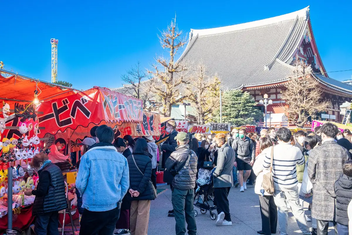 Dòng người đi lễ đầu năm Hatsumode ở chùa Sensoji Tokyo