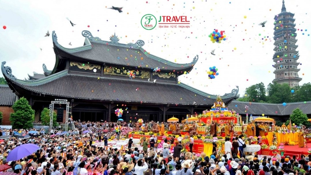 Du khách tham dự các lễ hội tâm linh lớn ở Việt Nam