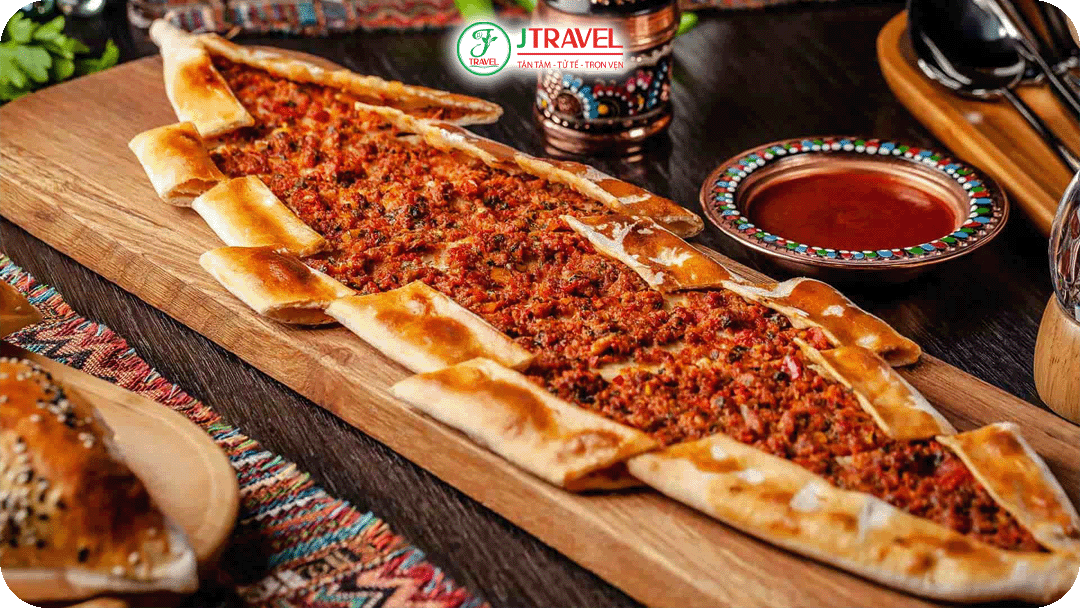 Pide nhân thịt băm – pizza kiểu Thổ Nhĩ Kỳ