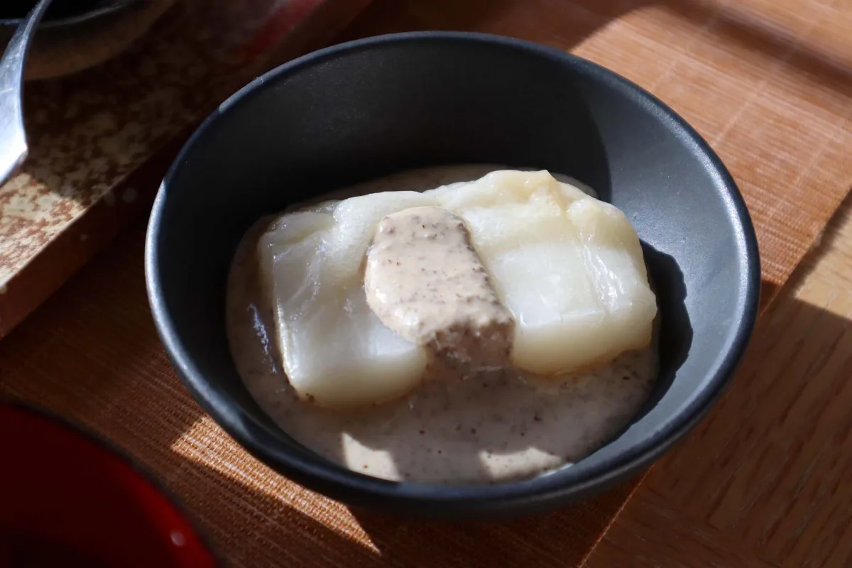 Bánh mochi trong bát súp ngọt