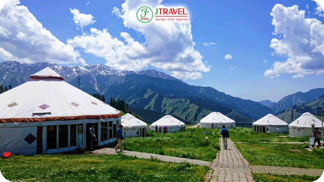 Khu lều trại Yurt thơ mộng tại hồ Sayram