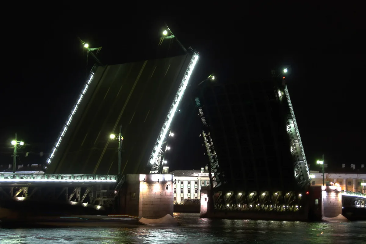 Cầu Cung điện được nâng lên ban đêm trên sông Neva, Saint Petersburg