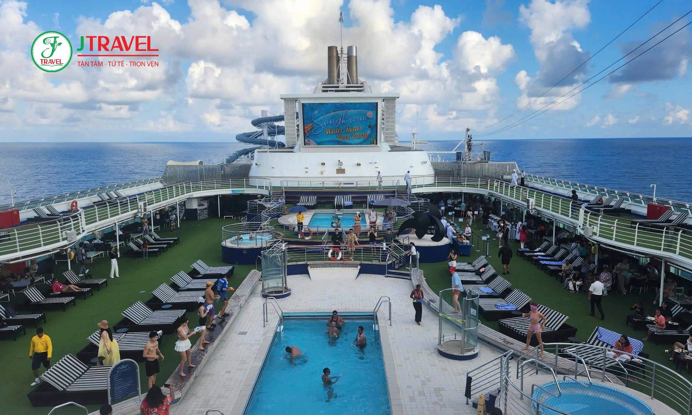 Khu vực ngoài trời của Du Thuyền Star Voyager