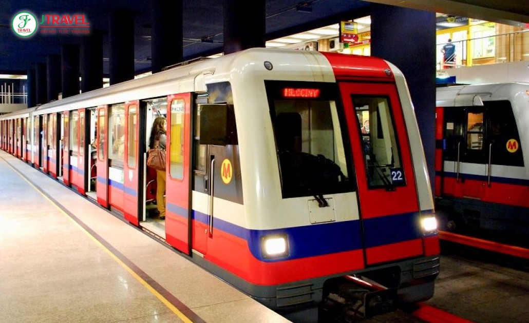 Hành khách di chuyển bằng metro ở Warsaw