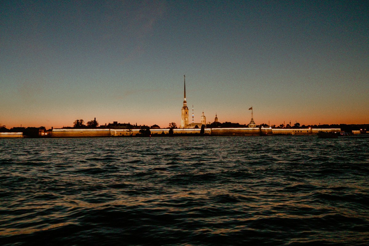 Hoàng hôn kéo dài trên sông Neva giữa mùa hè Saint Petersburg