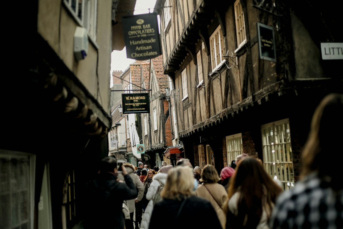 Khu phố cổ Shambles với những ngôi nhà khung gỗ ở York