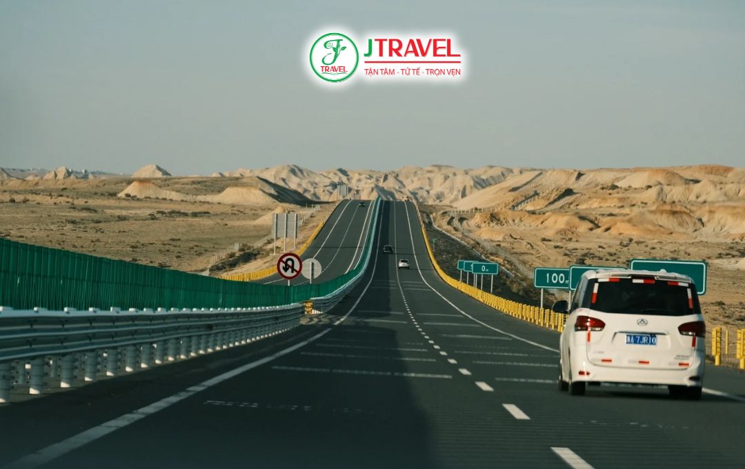 Đi qua cao tốc sa mạc S21