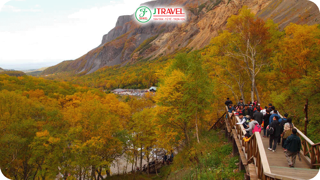 Rừng núi Trường Bạch khoác lên mình tấm áo vàng đỏ rực rỡ mùa thu