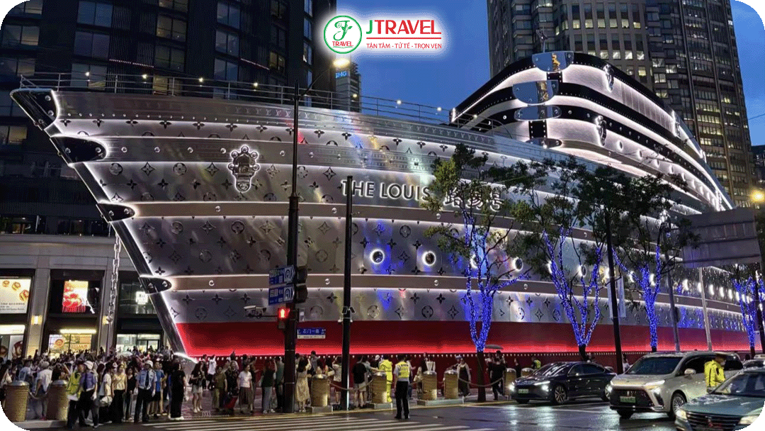 The Louis Shanghai được ví như “du thuyền thời trang xa xỉ giữa đất liền”