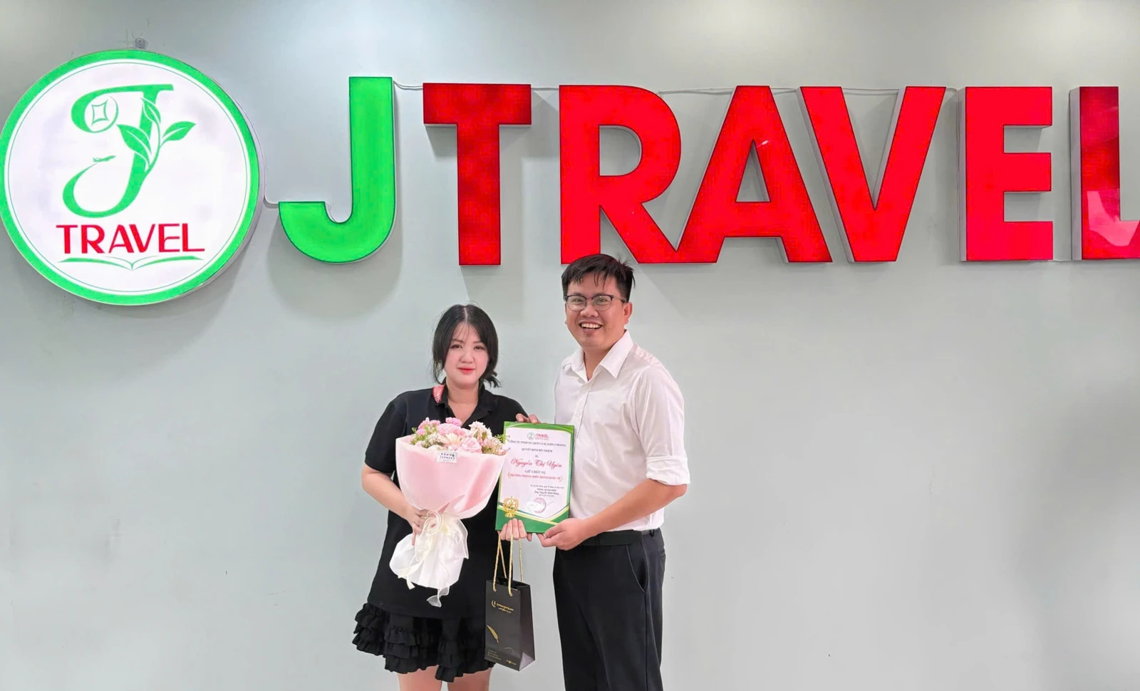 Bổ nhiệm Trưởng phòng Điều hành Quốc tế J Travel – Nguyễn Thị Uyên Lãnh đạo J Travel trao quyết định bổ nhiệm Trưởng phòng Điều hành Quốc tế cho Mrs. Nguyễn Thị Uyên