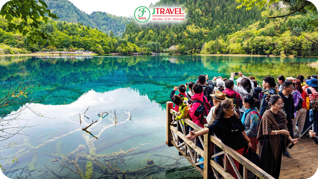 Các tour Cửu Trại Câu mùa hè rất được du khách trẻ yêu thích bởi cảnh sắc