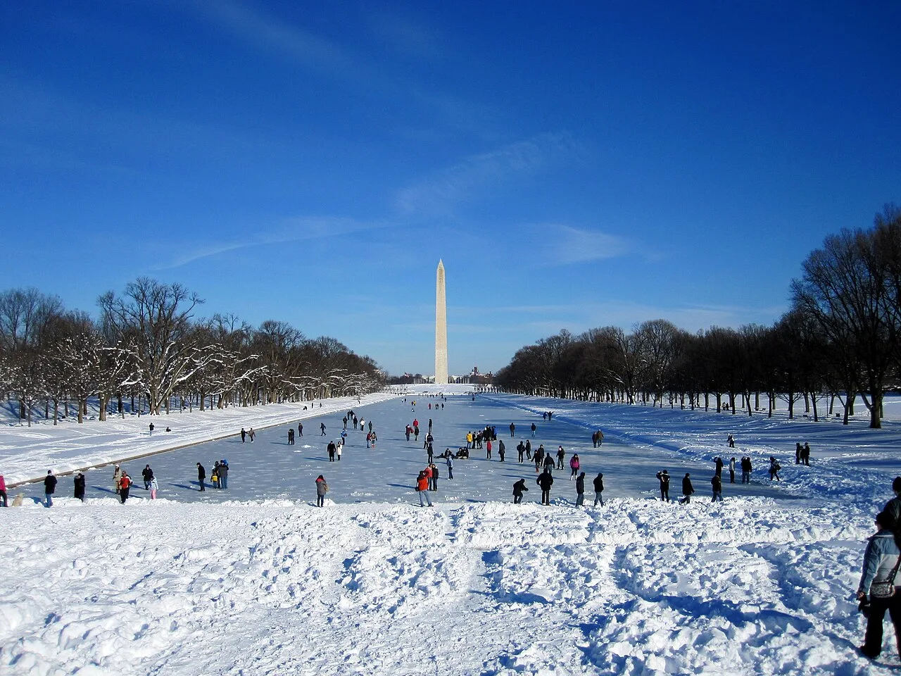 Đài tưởng niệm Lincoln và hồ Reflecting Pool lúc hoàng hôn
