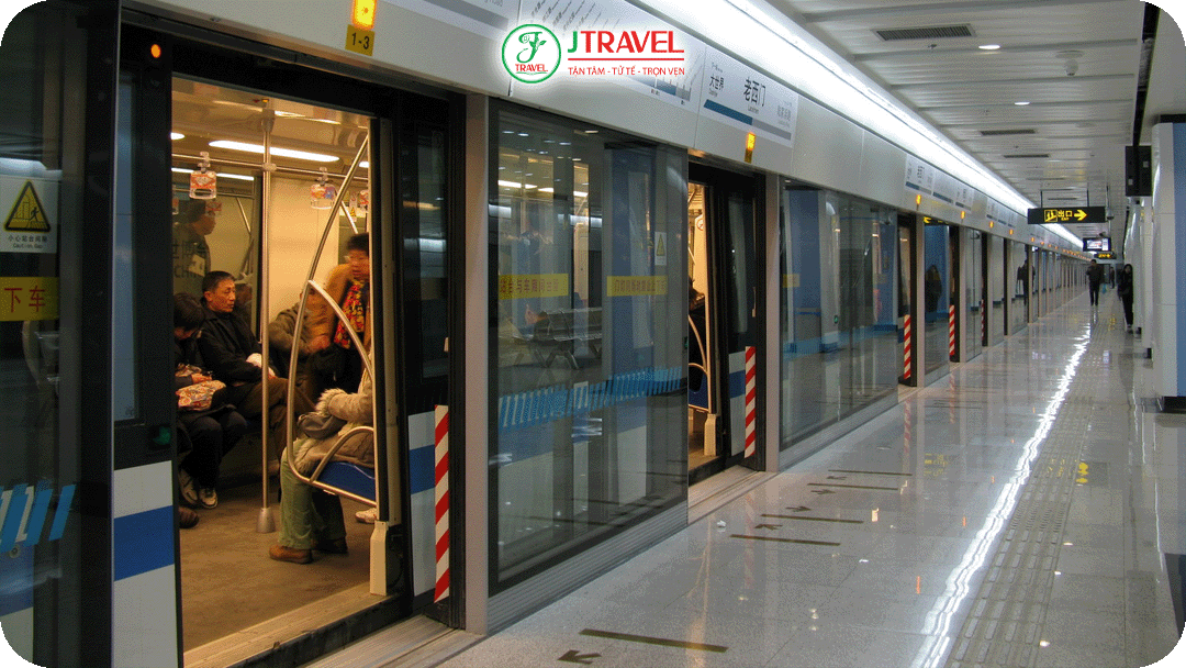 Bạn có thể đi tuyến Shanghai Metro Line 11 và xuống trạm Disney Resort Station