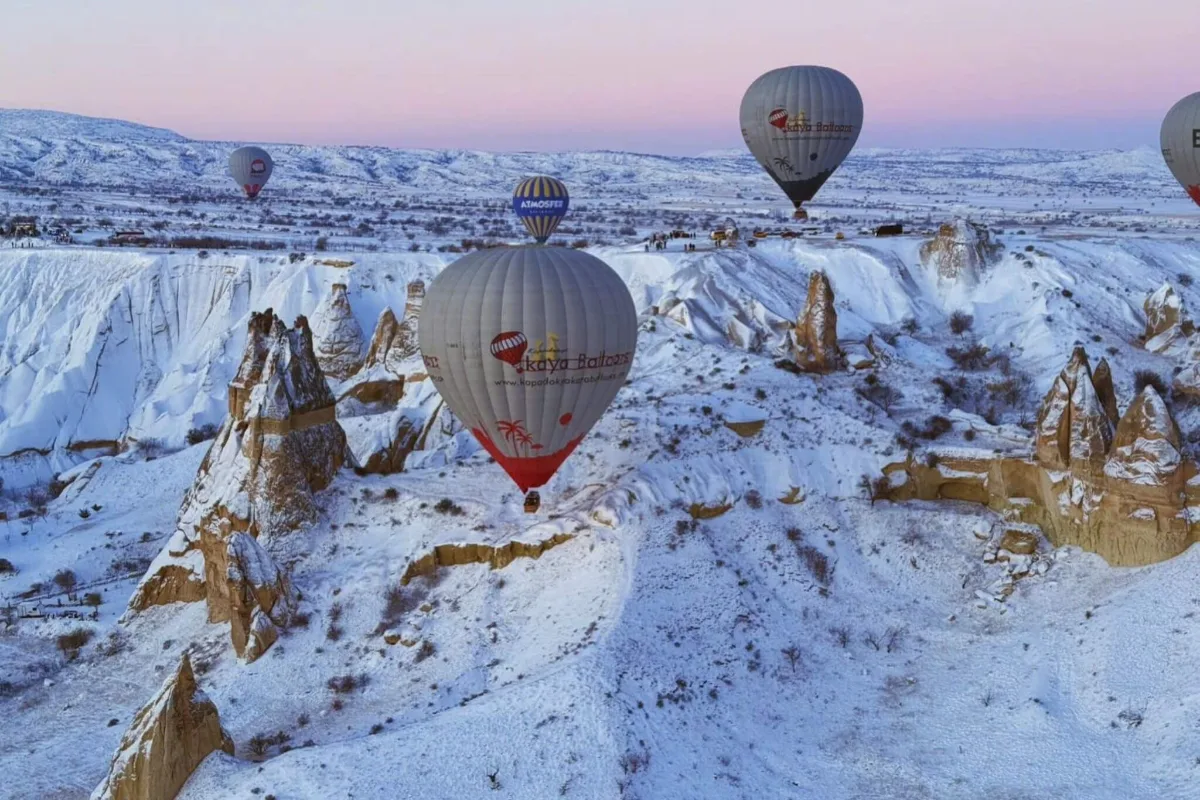 Khinh khí cầu bay trên thung lũng Cappadocia phủ tuyết vào tháng 1