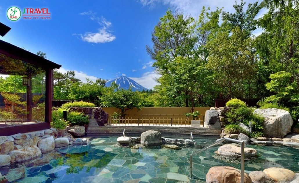 Resort Yamanashi với suối nước nóng tự nhiên