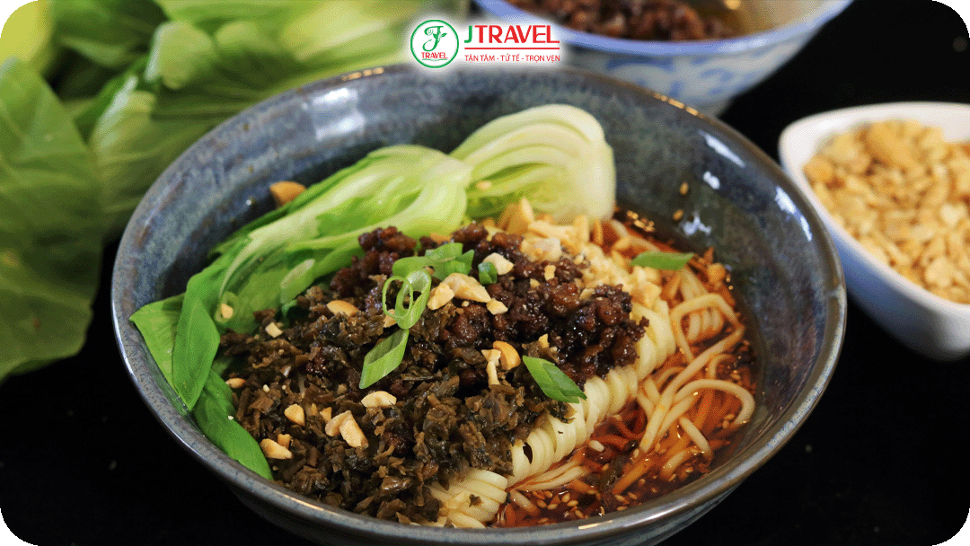 Mì Dan Dan (Dan Dan Mian) là món ăn quen thuộc ở Tứ Xuyên, nổi bật với sợi mì tươi