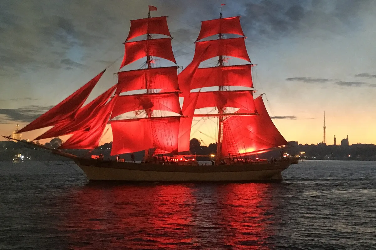Con tàu buồm đỏ trên sông Neva trong lễ hội Cánh Buồm Đỏ, Saint Petersburg