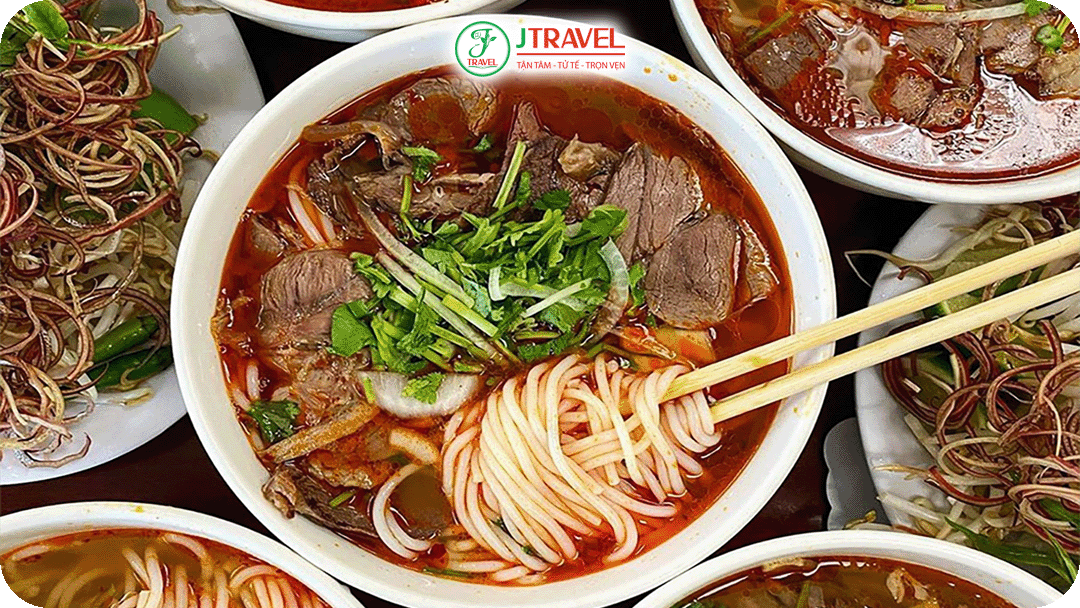 Bún bò Huế là món ăn đặc trưng nhất của ẩm thực miền Trung