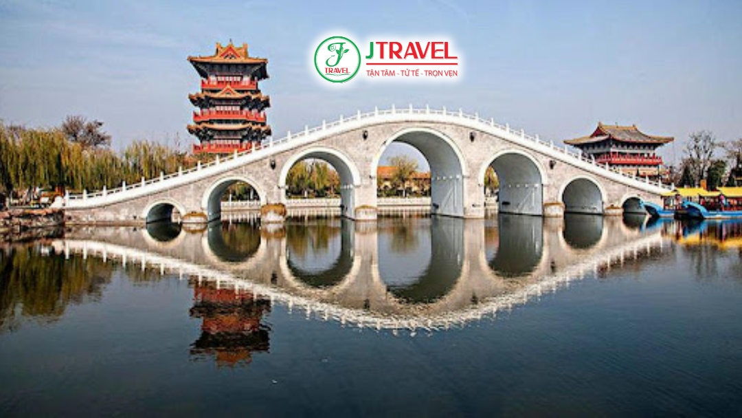 Cầu Cửu Long cây cầu vòm đá lớn nằm giữa khung cảnh xanh mát