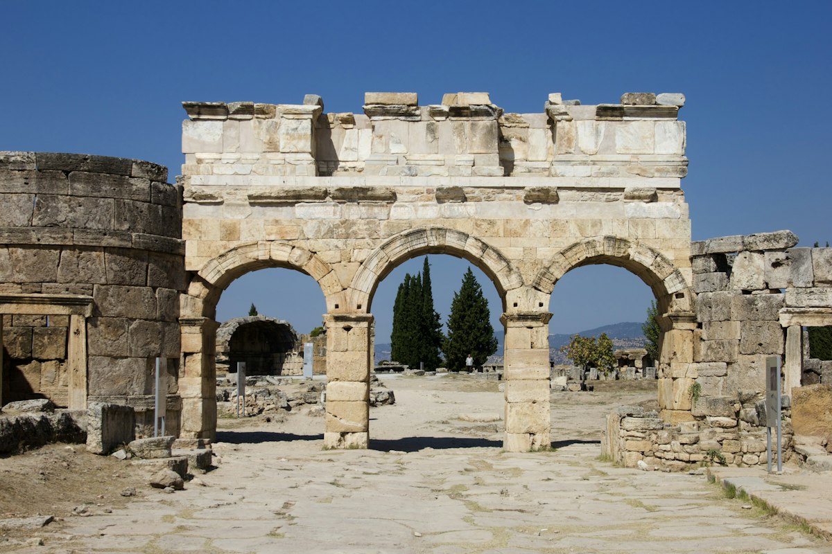 Cổng cổ trong khu di tích Hierapolis