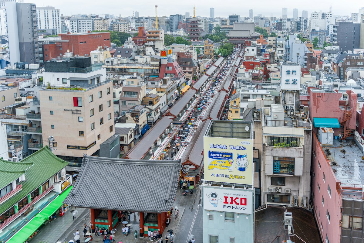 Khu Asakusa với phố Nakamise nhìn từ trên cao