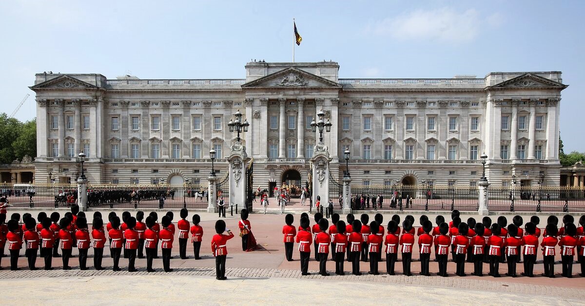 Lễ đổi gác - Nghi lễ truyền thống lâu đời tại cung điện Buckingham
