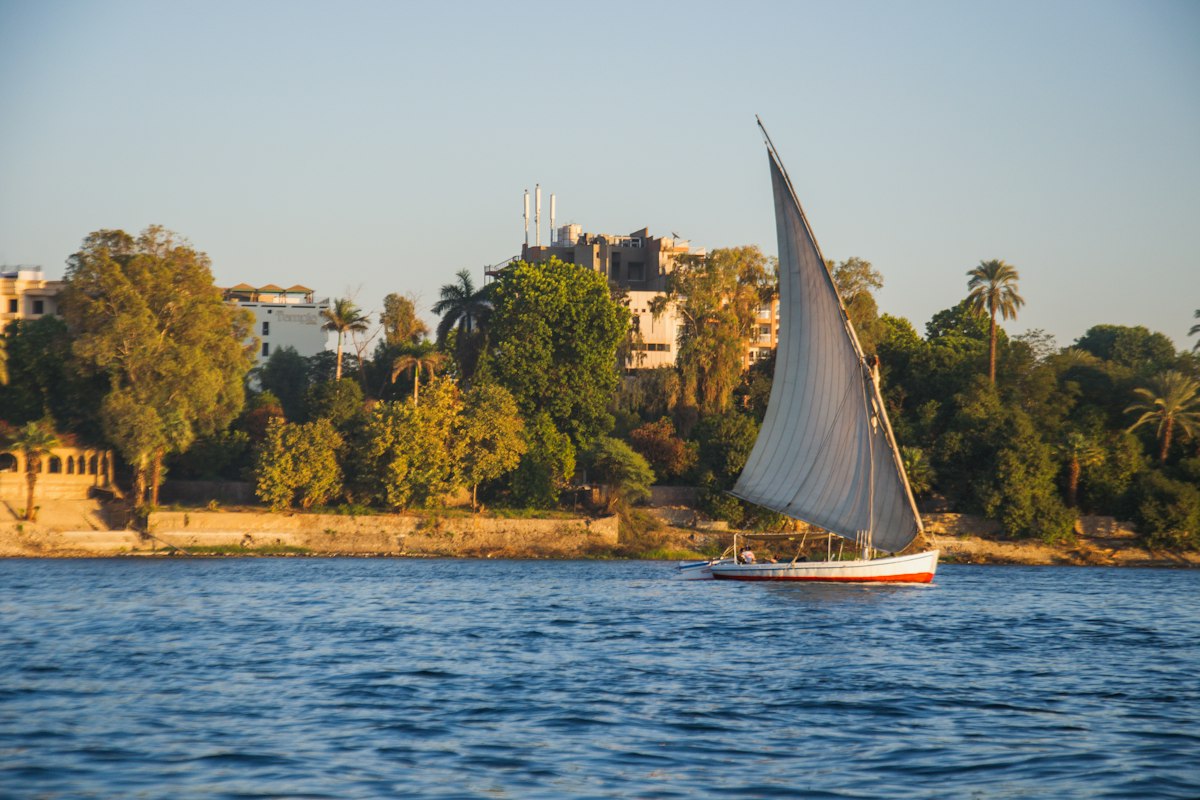Thuyền buồm trên sông Nile với thành phố phía sau
