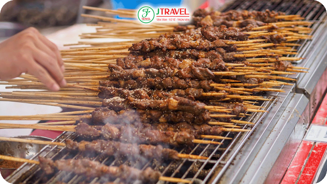 Thịt cừu xiên nướng là món ăn mang tính biểu tượng của ẩm thực Tân Cương