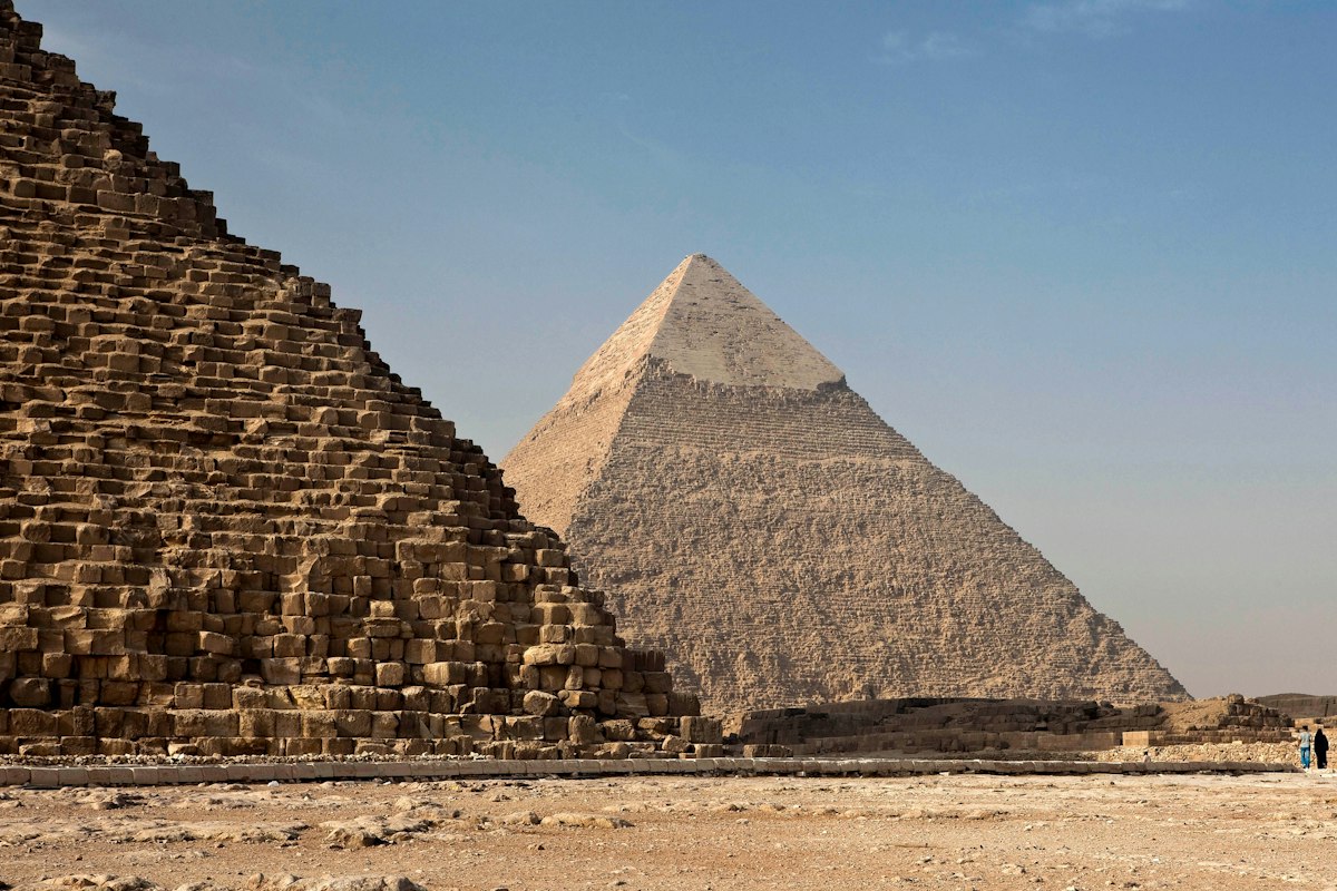 Kim tự tháp Giza dưới bầu trời xanh